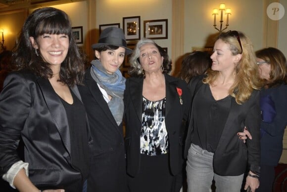 Mélanie Doutey, Rachida Brakni, Françoise Fabian et Anne Suarez - pour la remise de la légion d'honneur à Francoise Fabian au Théâtre Edouard Vll à Paris le 3 juin 2013.