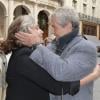 Françoise Fabian et Claude Lelouch s'embrassent au Théâtre Edouard Vll à Paris le 3 juin 2013.