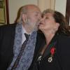 Jean-Pierre Marielle et Françoise Fabian s'embrassent au Théâtre Edouard Vll à Paris le 3 juin 2013.