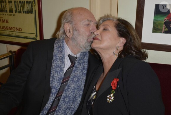 Jean-Pierre Marielle et Françoise Fabian s'embrassent au Théâtre Edouard Vll à Paris le 3 juin 2013.