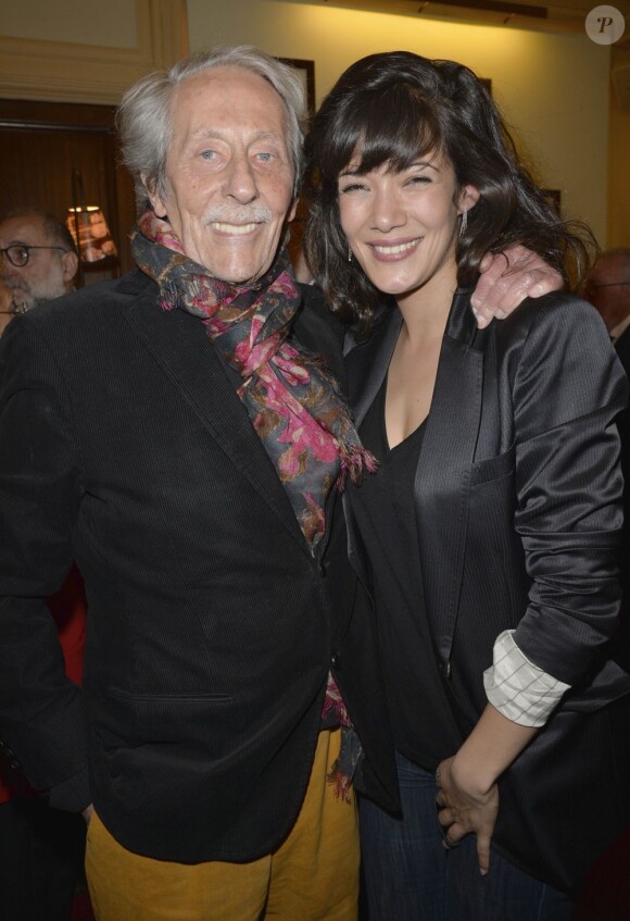 Jean Rochefort et Mélanie Doutey posent ensemble au Théâtre Edouard Vll à Paris le 3 juin 2013.