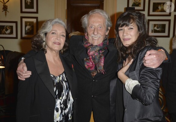 Jean Rochefort, Françoise Fabian et Mélanie Doutey posent au Théâtre Edouard Vll à Paris le 3 juin 2013.