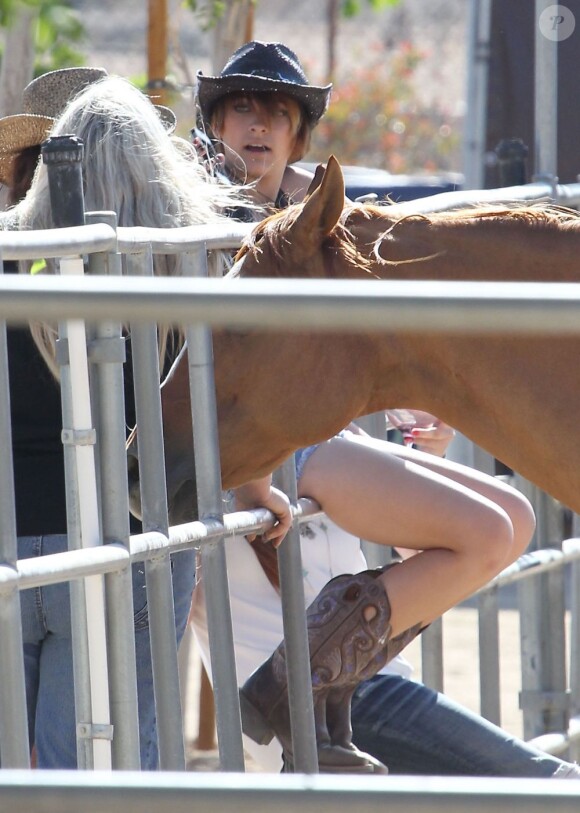 Paris Jackson passe la journée dans un ranch avec sa mère Debbie Rowe et des amis à Palmdale, le 26 mai 2013.