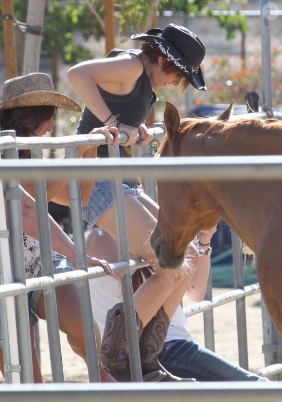 Paris Jackson passe la journée dans un ranch avec sa mère Debbie Rowe et des amis à Palmdale, le 26 mai 2013.