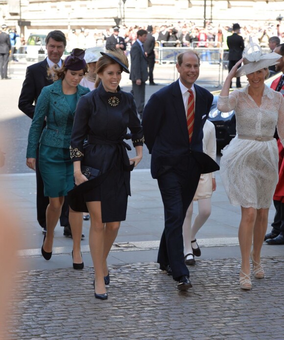 Les princesses Eugenie et Beatrice d'York arrivant avec Edward et Sophie de Wessex arrivant pour le service en l'honneur des 60 ans du couronnement de la reine Elizabeth II, à l'abbaye de Westminster le 4 juin 2013.