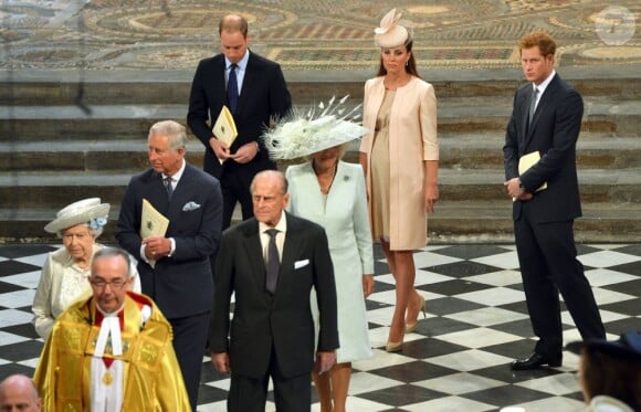 Kate Middleton, en Jenny Packham et avec un chapeau Jane Taylor, avec la famille royale lors du service en l'honneur des 60 ans du couronnement de la reine Elizabeth II, à l'abbaye de Westminster le 4 juin 2013.
