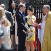Le prince William, tandis que son épouse Kate Middleton converse avec Zara Phillips (en jaune), quittant l'abbaye de Westminster après la cérémonie pour les 60 ans du couronnement d'Elizabeth II, le 4 juin 2013 à Londres.