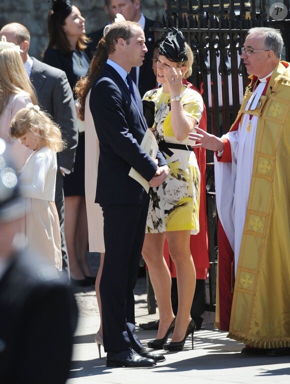 Le prince William, tandis que son épouse Kate Middleton converse avec Zara Phillips (en jaune), quittant l'abbaye de Westminster après la cérémonie pour les 60 ans du couronnement d'Elizabeth II, le 4 juin 2013 à Londres.