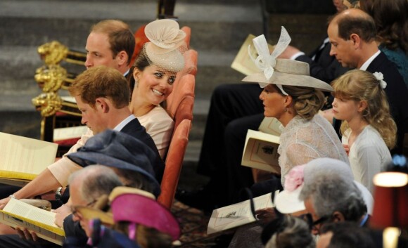 Kate Middleton discutant avec la comtesse Sophie de Wessex lors du service en l'honneur des 60 ans du couronnement de la reine Elizabeth II, à l'abbaye de Westminster le 4 juin 2013.