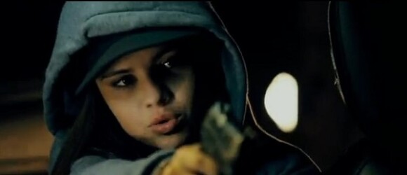 Selena Gomez braque arme à la main Ethan Hawke dans Getaway.