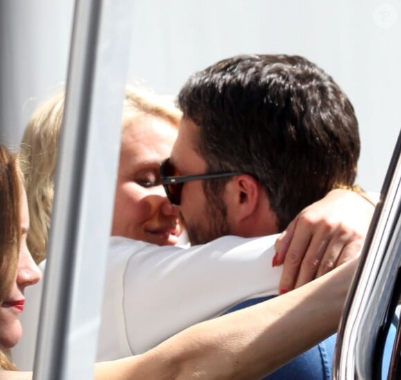 Baiser fougueux entre Cameron Diaz et Taylor Kinne sur le tournage du film The Other Woman à New York, le 4 Juin 2013.