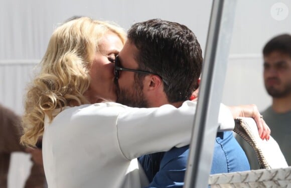 Cameron Diaz embrasse le compagnon de Lady Gaga Taylor Kinney sur le tournage du film The Other Woman à New York, le 4 Juin 2013.