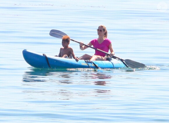 Le mannequin Heidi Klum fait du canoë kayak avec son fils, le 4 mars 2012 à Malibu.