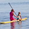 Le mannequin Heidi Klum fait du paddle board avec son fils, le 4 mars 2012 à Malibu.