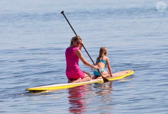 Le mannequin Heidi Klum fait du paddle board avec son fils, le 4 mars 2012 à Malibu.