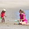 Le mannequin Heidi Klum joue avec sa fille Lou, le 4 mars 2012 à Malibu.