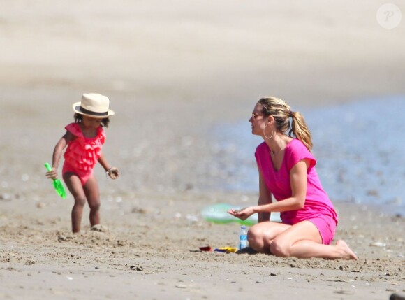 Le mannequin Heidi Klum joue avec sa fille Lou, le 4 mars 2012 à Malibu.