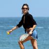 Alessandra Ambrosio joue avec sa fille Anja sur une plage de Malibu, le 22 juillet 2012. Après avoir joué au ballon, elle joue aux raquettes.
