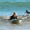 Ireland Baldwin, 17 ans, la fille de Kim Basinger et Alec Baldwin, fait du surf à Malibu, le 10 mars 2013.
