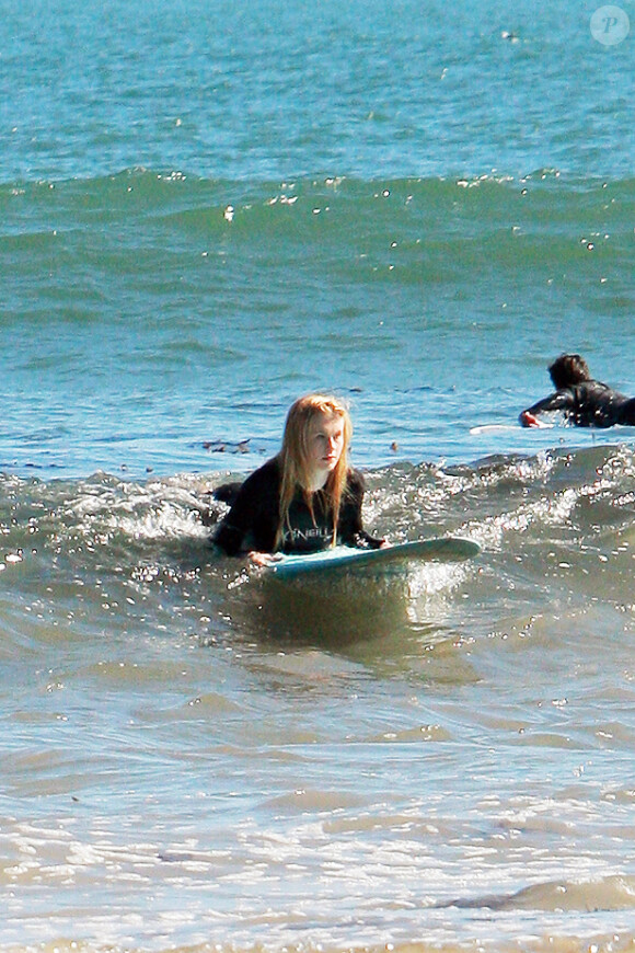Ireland Baldwin, 17 ans, la fille de Kim Basinger et Alec Baldwin, fait du surf à Malibu, le 10 mars 2013.