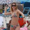 Doutzen Kroes, son mari Sunnery James, et leur fils Phyllon en vacances sur la plage à Miami, le 25 mars 2013. La maman joue au football américain avec son fils.