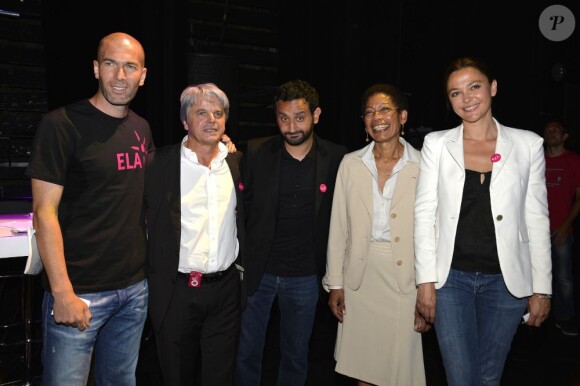 Zinedine Zidane, Guy Alba (President fondateur ELA), Cyril Hanouna, George Pau-Langevin, et Sandrine Quetier lors de la remise du Prix Ambassadeur ELA 2013 au Théâtre Marigny le 7 juin 2013 à Paris.