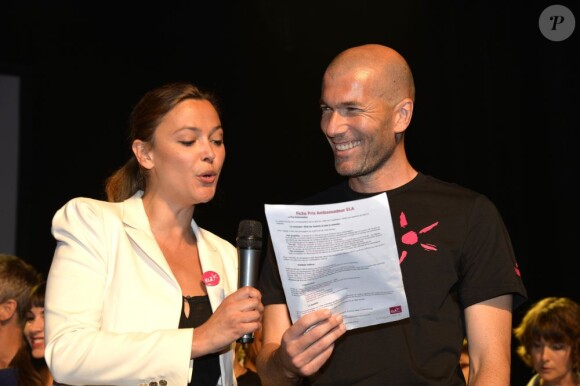 Sandrine Quetier et Zinédine Zidane lors de la remise du Prix Ambassadeur ELA 2013 au Théâtre Marigny le 7 juin 2013 à Paris.