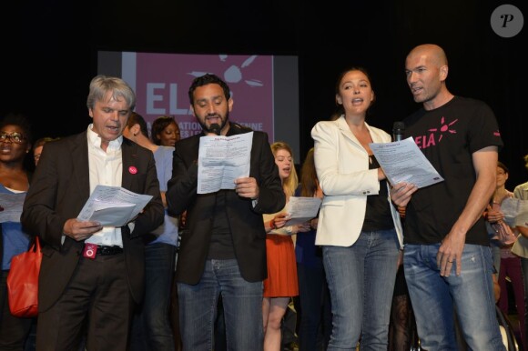 Guy Alba (Président fondateur ELA), Cyril Hanouna, Sandrine Quetier, Zinedine Zidane lors de la remise du Prix Ambassadeur ELA 2013 au Théâtre Marigny le 7 juin 2013 à Paris.