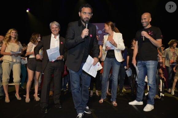 Guy Alba (Président fondateur d'ELA), Cyril Hanouna, Sandrine Quetier, Zinedine Zidane lors de la remise du Prix Ambassadeur ELA 2013 au Théâtre Marigny le 7 juin 2013 à Paris.