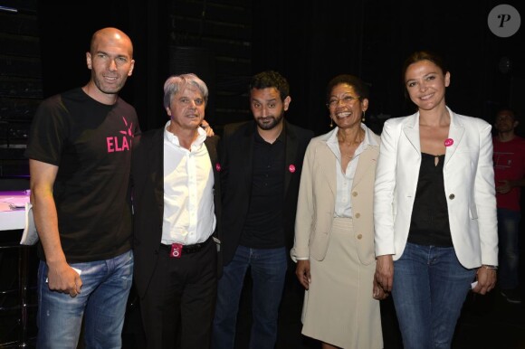 Zinedine Zidane, Guy Alba (Président fondateur ELA), Cyril Hanouna, George Pau-Langevin, Sandrine Quetier lors de la remise du Prix Ambassadeur ELA 2013 au Théâtre Marigny le 7 juin 2013 à Paris.