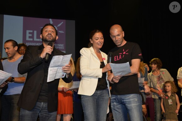 Cyril Hanouna, Sandrine Quetier, et Zinedine Zidane lors de la remise du Prix Ambassadeur ELA 2013 au Théâtre Marigny le 7 juin 2013 à Paris.