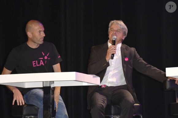 Zinedine Zidane et Guy Alba lors de la remise du Prix Ambassadeur ELA 2013 au Théâtre Marigny le 7 juin 2013 à Paris.