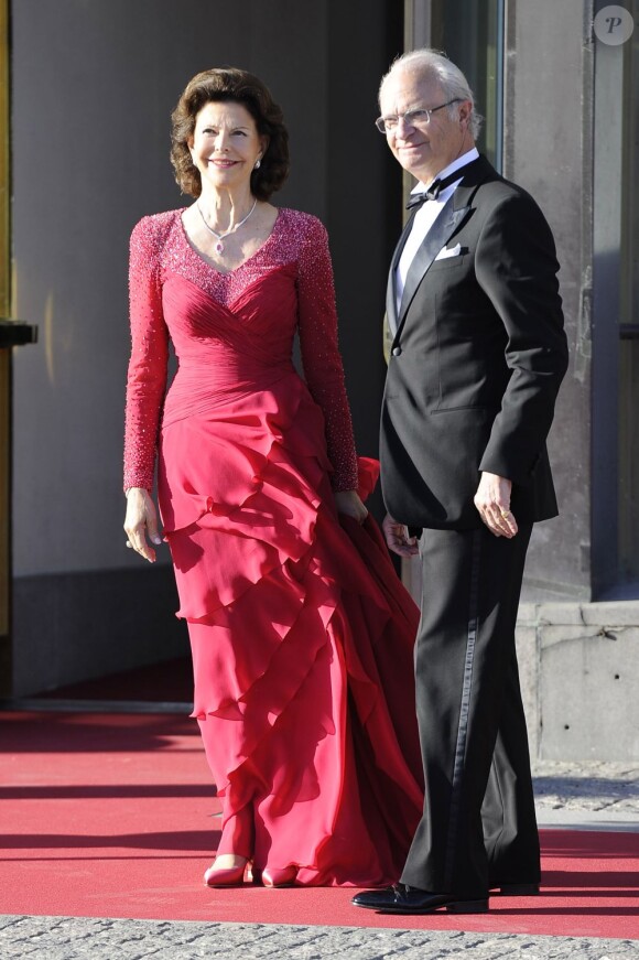 La reine Silvia et le roi Carl XVI GUstaf de Suède arrivant au Grand Hotel de Stockholm le 7 juin 2013 pour le dîner privé offert à l'occasion du mariage de la princesse Madeleine et de Chris O'Neill.