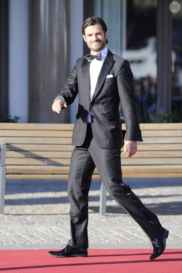 Le prince Carl Philip de Suède arrivant au Grand Hotel de Stockholm le 7 juin 2013 pour le dîner privé offert à l'occasion du mariage de la princesse Madeleine et de Chris O'Neill.