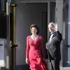 La reine Silvia et le roi Carl XVI GUstaf de Suède arrivant au Grand Hotel de Stockholm le 7 juin 2013 pour le dîner privé offert à l'occasion du mariage de la princesse Madeleine et de Chris O'Neill.