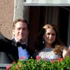 La princesse Madeleine de Suède et son fiancé Chris O'Neill saluent la foule depuis le balcon du Grand Hotel, le 7 juin 2013, où était organisé un dîner à la veille de leur mariage.