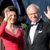 Carl XVI GUstaf et Silvia de Suède arrivant au Grand Hotel de Stockholm le 7 juin 2013 pour le dîner privé offert à l'occasion du mariage de la princesse Madeleine et de Chris O'Neill.