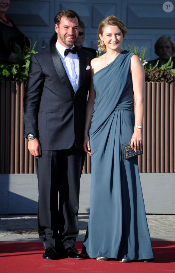 Le prince Guillaume, grand-duc héritier de Luxembourg, et la princesse Stéphanie arrivant au Grand Hotel de Stockholm le 7 juin 2013 pour le dîner privé offert à l'occasion du mariage de la princesse Madeleine et de Chris O'Neill.