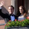 La princesse Madeleine de Suède et son fiancé Chris O'Neill saluent la foule depuis le balcon du Grand Hotel, le 7 juin 2013, où était organisé un dîner à la veille de leur mariage.