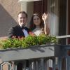 La princesse Madeleine de Suède et Chris O'Neill saluent la foule depuis le balcon du Grand Hotel, le 7 juin 2013, où était organisé un dîner à la veille de leur mariage.
