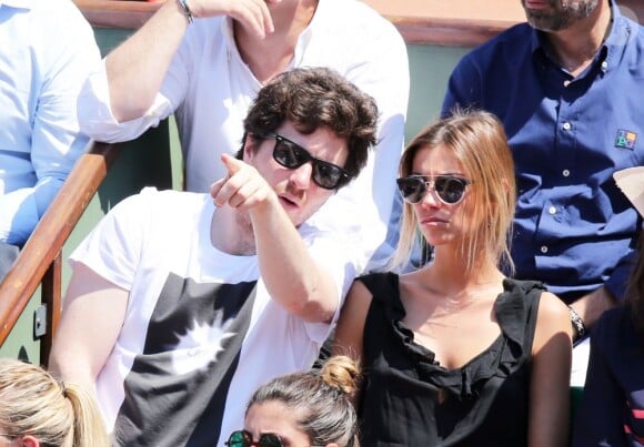 Alexandra Rosenfeld et son compagnon Jean Imbert dans les tribunes lors de la demi-finale homme entre Rafael Nadal et Novak Djokovic, Jo-Wilfried Tsonga et David Ferrer aux Internationaux de tennis de Roland-Garros à Paris, le 7 juin 2013.