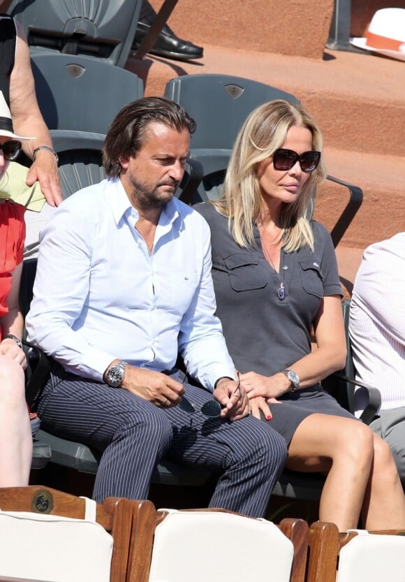 Henri Leconte et sa femme Florentine lors de la demi-finale homme entre Rafael Nadal et Novak Djokovic, Jo-Wilfried Tsonga et David Ferrer aux Internationaux de tennis de Roland-Garros à Paris, le 7 juin 2013.