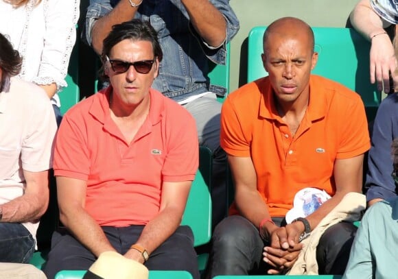 Yvan Attal et Stéphane Diagana lors de la demi-finale homme entre Rafael Nadal et Novak Djokovic, Jo-Wilfried Tsonga et David Ferrer aux Internationaux de tennis de Roland-Garros à Paris, le 7 juin 2013.