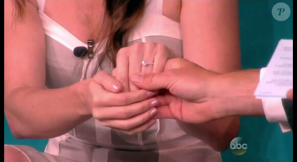 La comédienne Linda Cardellini montrant sa bague de fiançailles dans The View, le 7 juin 2013.