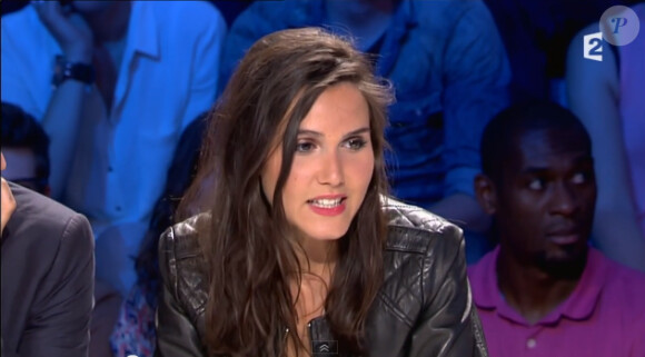 Joyce Jonathan évoquant son nouvel album et Thomas Hollande sur le plateau de Laurent Ruquier, le samedi 8 juin 2013 sur France 2.
