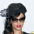  It-accessoires de l'été, les stars à l'image de Rihanna font des lunettes de soleil un must have ! 