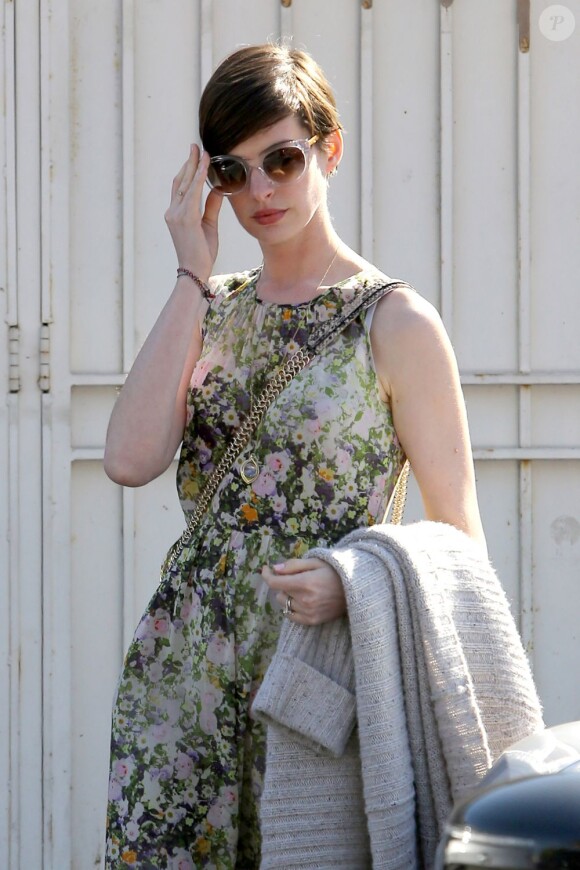 It-accessoires de l'été, les stars à l'image d'Anne Hathaway font des lunettes de soleil un must have !