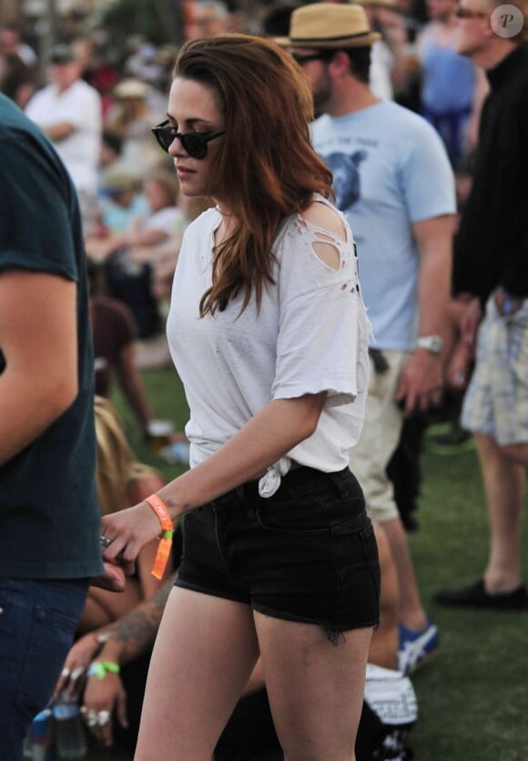 It-accessoires de l'été, les stars à l'image de Kristen Stewart font des lunettes de soleil un must have !