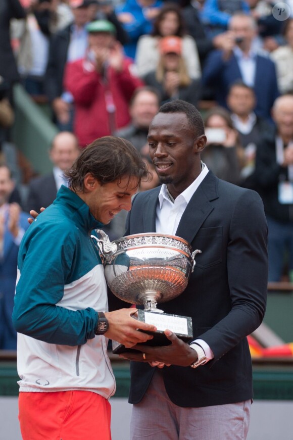 Rafael Nadal a décroché son huitième titre à Roland-Garros le dimanche 9 juin 2013 en s'imposant face à David Ferrer (6-3, 6-2, 6-3), recevant le trophée des mains d'Usain Bolt