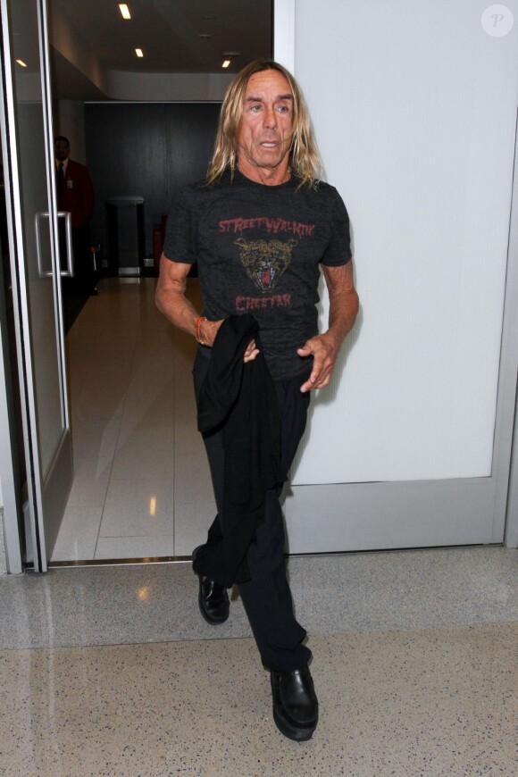 Iggy Pop et sa compagne Nina Alu à l'aéroport de Los Angeles le 9 juin 2013.